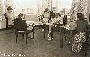 Salle de détente: Mary Ann Wynrox (cheveux courts), Arlette Thiebaut, Micheline Delattre (Solange Lamain sur les genoux), Rika Bauwens (queue de cheval), et ???