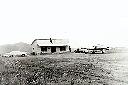 1957 - Bar de la plaine d'aviation de Kamipini - Le petit avion Sobelair reliant les Marungu à Albertville